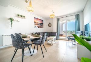 a dining room and living room with a table and chairs at Casa verde in Roldán