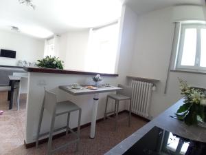 Canzo的住宿－Appartamento L'Airone Cenerino，小型用餐室配有桌椅