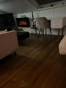 sala de estar con sofá, mesa y chimenea en Appartement De la treille VL, en Lille