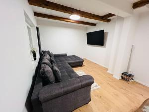 een woonkamer met een bank en een flatscreen-tv bij Traumhaus•7Beds•CoWorking•Wifi•3ParkingSpaces in Erwitte