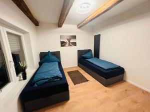 een woonkamer met 2 bedden en een raam bij Traumhaus•7Beds•CoWorking•Wifi•3ParkingSpaces in Erwitte