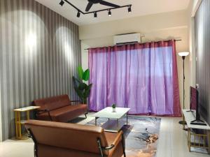 - un salon avec un canapé et un rideau rose dans l'établissement Pavilionvillie M1T571 by irainbow, à Ipoh