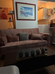 sala de estar con sofá marrón y mesa en Appartement De la treille VL, en Lille