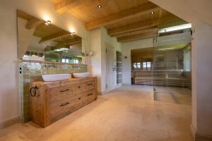 a bathroom with two sinks and a walk in shower at Landhüüs Oeverdiek - Luxus am Golfplatz in Timmendorfer Strand