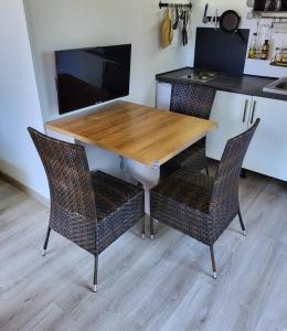 TV/trung tâm giải trí tại Tiny House Chaleureuse au Style Contemporain Minimaliste +24 ảnh