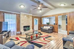 TV a/nebo společenská místnost v ubytování Quaint Jacksonville Escape with Screened Porch!