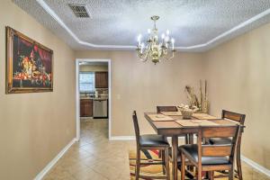 Fotografie z fotogalerie ubytování Quaint Jacksonville Escape with Screened Porch! v destinaci Jacksonville