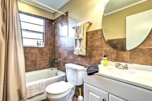 Koupelna v ubytování Quaint Jacksonville Escape with Screened Porch! + 16 fotografií