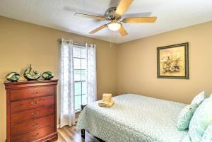 Postel nebo postele na pokoji v ubytování Quaint Jacksonville Escape with Screened Porch!