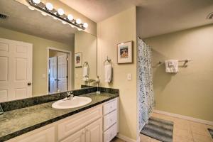 Kylpyhuone majoituspaikassa Oceanfront Oasis in Cedar Key with 2 Balconies! 20 kuvaa lisää