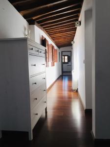 une cuisine avec une commode blanche et un couloir dans l'établissement El Ventanillo, à Tolède