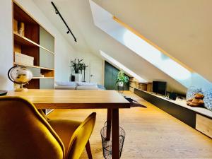 Posedenie v ubytovaní BL - The Penthouse, 24hr Self Check-in, 2 Bedrooms, Fireplace, AC, Panoramic View from main Balcony, 3-minute walk to City Center