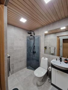 Koupelna v ubytování New apartment with sauna near Tamula lake - self check-in