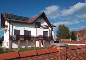 una casa con paneles solares en el techo en Vila Sol en Prejmer