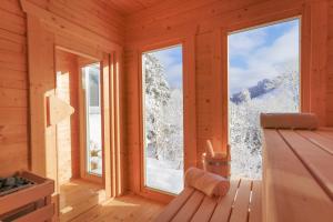 una camera con finestra in una cabina di legno con neve di Werkmeisters Hütte a Sankt Andreasberg