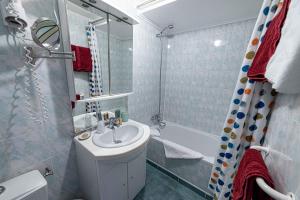 een badkamer met een wastafel, een toilet en een douche bij Hotel La Source in La Foux