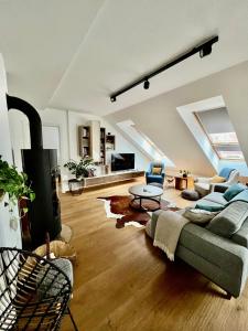 Posedenie v ubytovaní BL - The Penthouse, 24hr Self Check-in, 2 Bedrooms, Fireplace, AC, Panoramic View from main Balcony, 3-minute walk to City Center