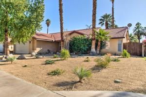 Taman di luar 2 Mi to Coachella Indio Getaway with Outdoor Oasis!