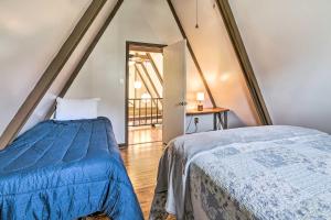 Ένα ή περισσότερα κρεβάτια σε δωμάτιο στο Peaceful Mt Sterling Cabin Deck and Fire Pit!