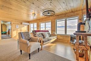 Χώρος καθιστικού στο Rural White Sulphur Springs Getaway with Deck!