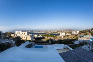 una vista aérea de una ciudad con edificios blancos en Seafarer's House. Ideal for 3+1 guests en Mykonos ciudad