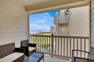 Balkon ili terasa u objektu Seconds away from the Beach and pool! Beautiful condo with beachview balconies Pet Friendly