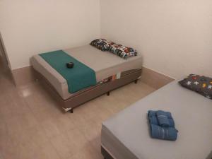a small bedroom with a bed in a room at Na Casa da Anna in Porto Seguro