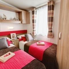 Llit o llits en una habitació de Presthaven Sands Holiday Park 3 and 2 Bed Caravans