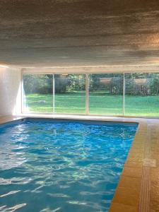 una piscina frente a una ventana en Appartement 5 à 6 personnes en Les Contamines-Montjoie