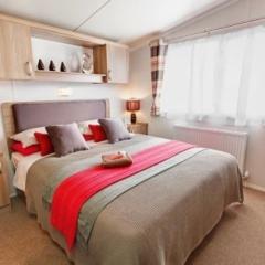 Krevet ili kreveti u jedinici u objektu Presthaven Sands Holiday Park 3 and 2 Bed Caravans