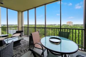 balcón con mesa, sillas y ventanas en Lost Key C501, en Perdido Key