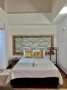1 dormitorio con 1 cama grande en una habitación en Hotel Torre Primavera, en Medellín