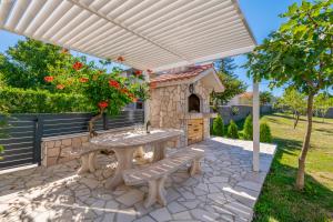 Fotografia z galérie ubytovania VILLA PRUNUS LAURUS, HEATED POOL, PLAYGROUNDS, FENCED, GARDEN v destinácii Imotski