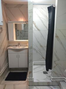 La salle de bains est pourvue d'un lavabo et d'un miroir. dans l'établissement Sobe Milica Vrnjacka Banja, à Vrnjci