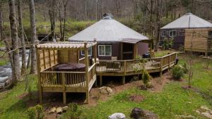 ToptonにあるstayNantahala - Smoky Mountain Cabins and Luxury Yurtsのガゼボ付きの森のパオ像