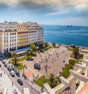 z powietrza widok na ulicę przed oceanem w obiekcie Villa Joanna 1 w mieście Mesimérion