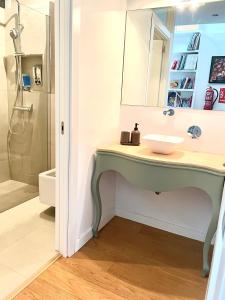 een badkamer met een wastafel en een spiegel bij Catany - Casa familiar in Palma de Mallorca