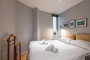 パリにあるVeeve - Pompidou Hideawayのベッドルーム1室(白いベッド1台、枕2つ付)