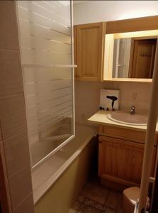 a bathroom with a glass shower and a sink at Appartement Saint Gervais Haute Savoie Mont Blanc in Saint-Gervais-les-Bains
