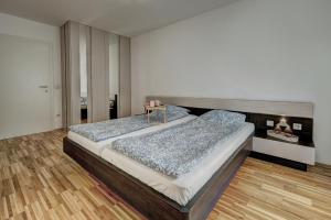 ein Schlafzimmer mit einem großen Bett in einem Zimmer in der Unterkunft Carin Deluxe I in Wien