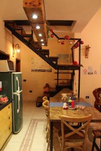 una cucina con tavolo e frigorifero e una scala di Cozy big apartment with balcony a Tirana