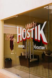 Hostik Hostal في ميريدا: نافذة مخزن مع لافتة تقرأ المستشفى