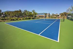 Tennistä tai squashia majoituspaikan Breezy Tybee Island Condo - 100 Yards from Beach! alueella tai lähistöllä