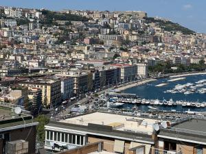 uma vista para uma cidade com um porto e barcos em Casa Diocleziano em Nápoles
