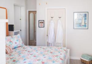 um quarto com uma cama e uma porta com roupa em Coconut Palms Hideaway em Nassau