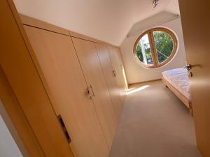 Cette chambre comprend un lit et une fenêtre. dans l'établissement Sonniges Jura Loft im Golf Paradies Hilzhofen, à Pilsach