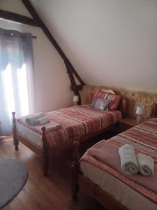 Łóżko lub łóżka w pokoju w obiekcie Gîtes Le clos de Veyrignac