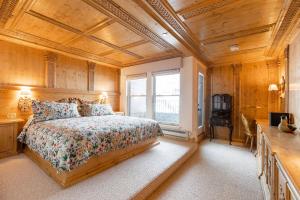 Schlafzimmer mit einem Bett und einem Fenster in der Unterkunft Northwood's Ski-In Ski-Out by Vail Realty in Vail