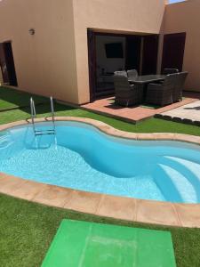 Bazén v ubytování Corralejo, Relaxing villa , private pool , Wi-Fi nebo v jeho okolí