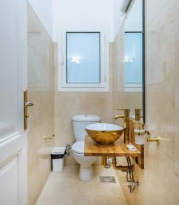 Bilik mandi di Beautiful 4 bedroom White Villa with Heated Pool